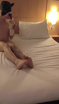Naughty Puppy nemůže odolat své oblíbené hračce!