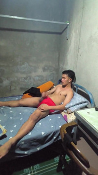 Filipino Teen Engraver Jerks Himself off in the Shower Until He Cums