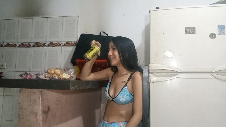 gledyxxx: 배다른 여동생, 내가 전에 말했듯이 배고픈 경우, 내 큰 자지를 먹어.