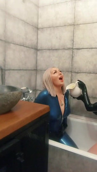Bad entspannen in Latex gummi mit Milch, romantisches lustiges fetisch-video