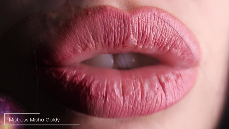 Goddess Misha Goldy: Bibir dan tetek memukul
