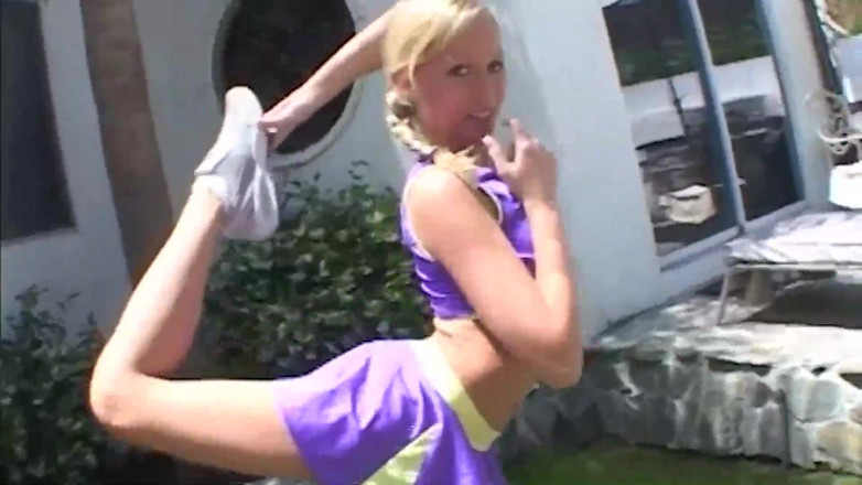 Get Your Fix: Strakke blonde snatch wordt uitgerokken door zwaargeschapen man
