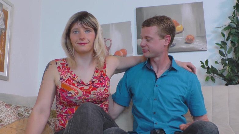 Casting GIRLS AND FIRST PORNO: Ils baisent pour la première fois devant la caméra sans...