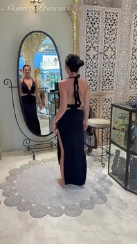 Trang phục gợi cảm kiểu Balinese thử trong cửa hàng boutique