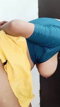Bhabhi s velkými prsy má sex s pronajímatelem kvůli jejímu dluhu