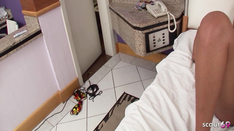 Shemale TS Collection: 金发女郎在度假期间在酒店里和一个拉丁女郎做爱肛交