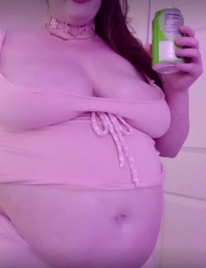 CHUBB1E_BUNN1E: Tlustá břichová děvka Chugs Soda