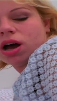 Prsatá milfka tvrdě šuká zezadu