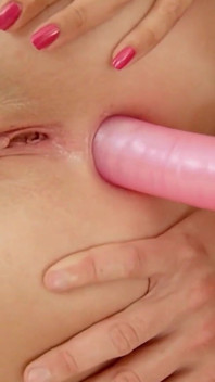 핑크색 장난감으로 벌려진 미시 금발의 벌리기 보지