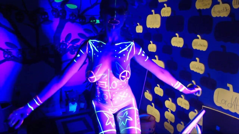Lacey Bloom: Spectacol live cu vopsea pe corp cu lumină neagră 4256