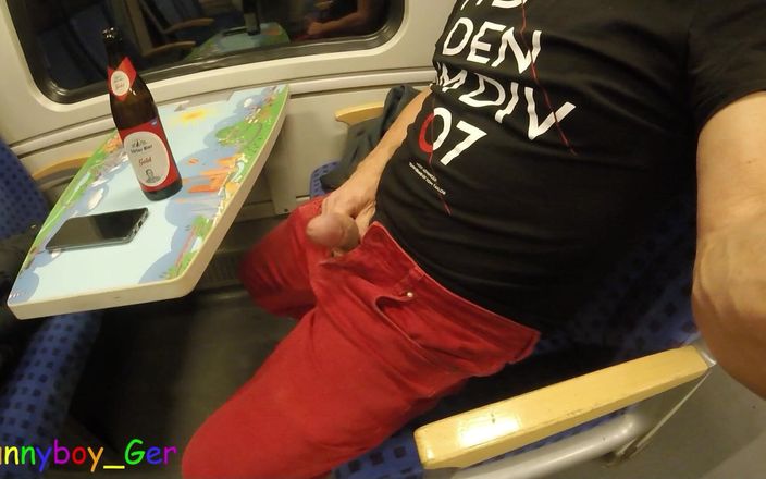 Funny boy Ger: लड़का चुपके से चलती ट्रेन में अपने सॉसेज को झटका देता है और फिर गाल से मेज पर अपनी क्रीम छिड़कता है।