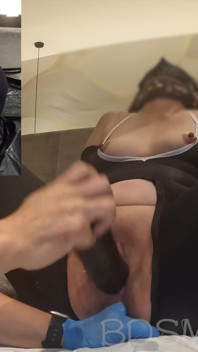 Kinky Slavedoll R Vol.004 Gruby Dildo jest włożony do jej cipki ... i palec jest włożony do odbytu ...