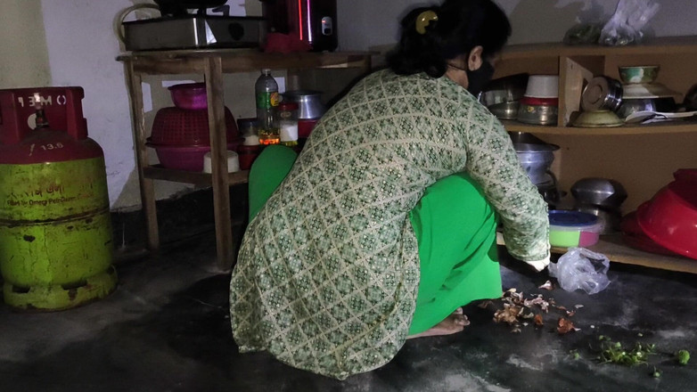 SAFI TV: Моя мачуха різала овочі, тому я обійняв її і почав трахати її в дупу