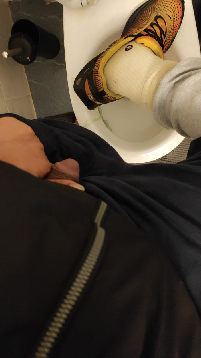 SmokedAlloy2: Dirtyjunkbro w toalecie pełnej sikania, śmierdzące skarpetki i mokre buty sportowe