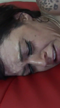 문신을 한 갈색 머리 Vanessa Naughty가 친구를 따먹어