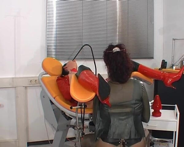 Rubber & Clinic Studio - 1ATOYS: Асфіксизування в гумі на гінекологію