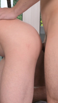 Twink Aiden dikongkek pantatnya buat kali pertama