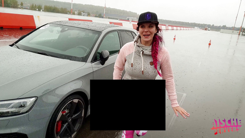 Aische Pervers: Гаряче смоктання члена в туалеті