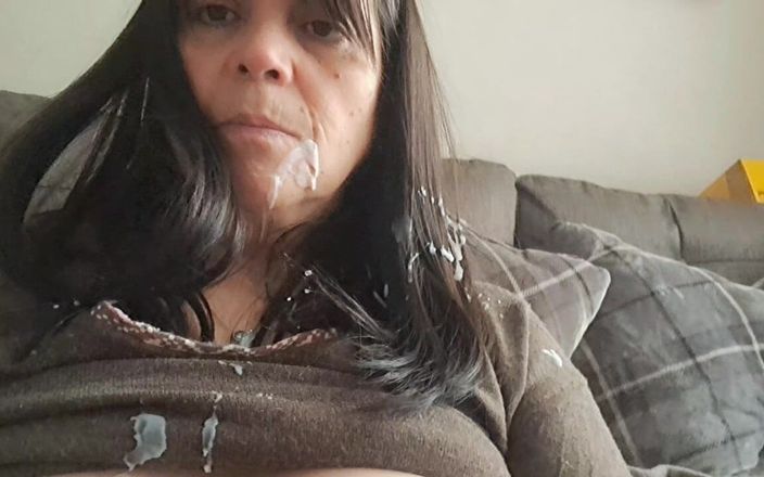 Mommy big hairy pussy: Secretara matură sexy se masturbează la serviciu