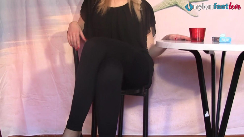 Foot Fetish HD: Christelle sigara içerken ayaklarını masaya koyuyor