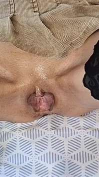 18-jarige een tengere vrouw vuistneukt en haar poesje uitrekt