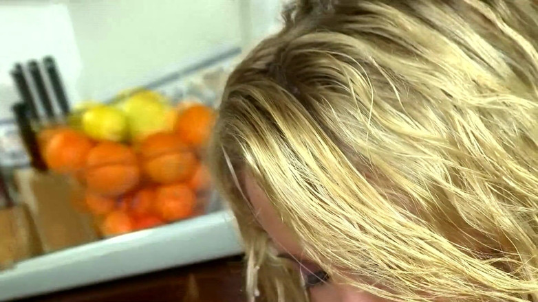 Get Your Fix: Aanrecht neuken met rondborstige blondine