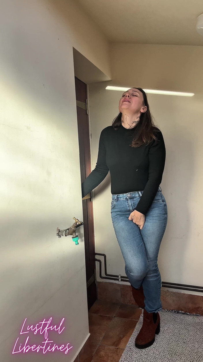 Lustful Libertines: Запертый В Ванной - Смачивание Джинсов