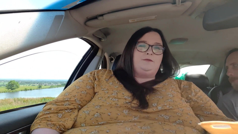 SSBBWLadyBrads: Makan makanan di mobil dengan teman