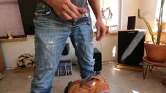 Islak kot pantolonun üstüne boşal benimle