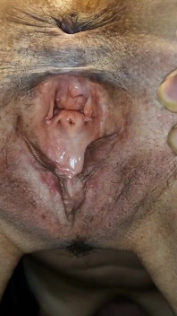 Aku lagi kakiku dengan sambil menganga lebar - close up