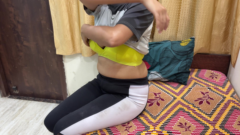 Hornycouple149: Chị kế đến muộn trong phòng tập thể dục. Chỉ còn...