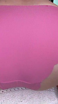 Pedos rosados en bragas - tan cerca que puedes olerlo