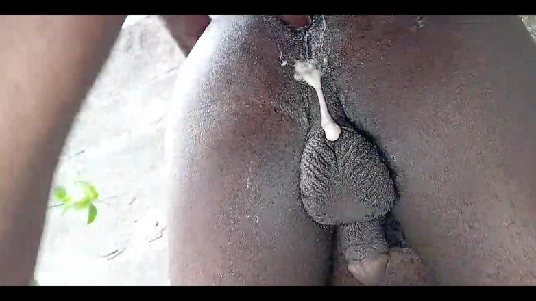 Sexylary: 야외에서 벌거벗은 흑인 남성