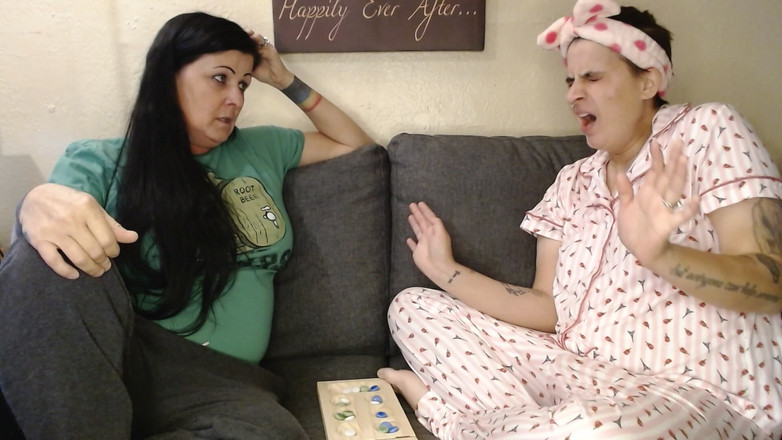 Abby Anna: 打哈欠是具有感染力的女同性恋睡眠派对同事