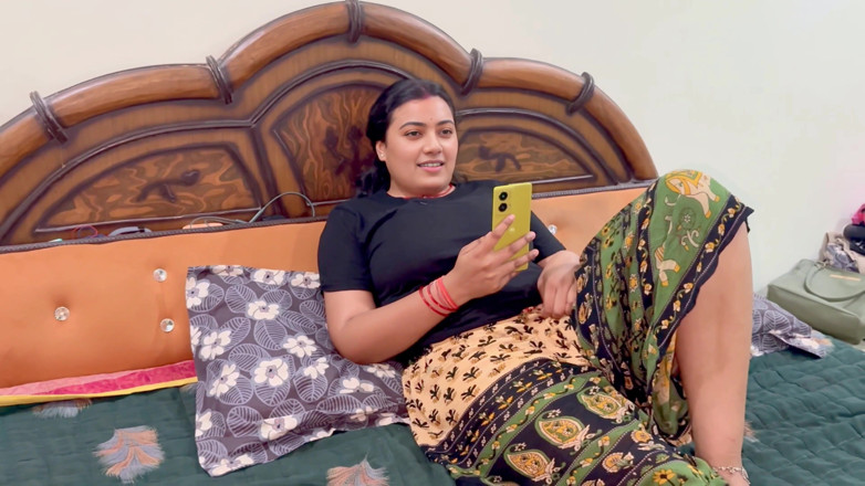 Hotty_ragini: Après que l’aîné soit parti, le plus jeune a vu...