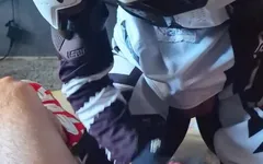 In volledige motokruisuitrusting benader ik een man en zuig aan zijn lul
