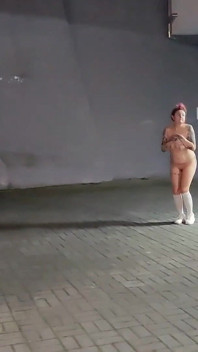 Arriesgada gordita desnuda en el edificio meando al aire libre