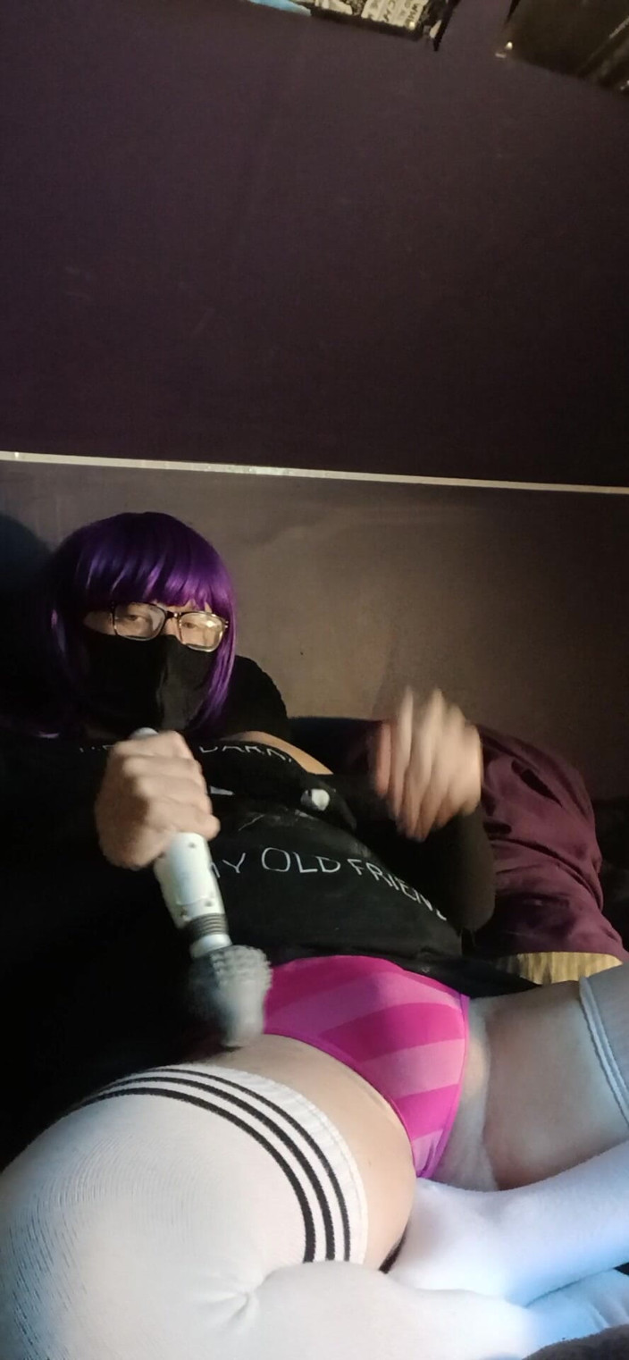 Raven LeSynn: Masturbare cu vibrator și ejaculare prin chiloți cu Raven LeTrap
