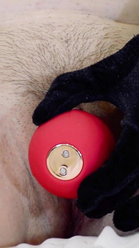 Cindy Cincinnati - super hete milf trekt zich af met Rose-vibrator