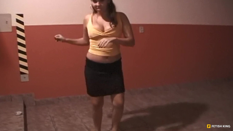 FetishKing Signature Vault Classics Fetish Movies: Membersihkan kaki seksi jalang kotor saya! Penguasaan kaki kotor lesbian