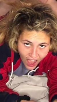 Oda servisi! Odaları temizleyen kız bir misafir tarafından baştan çıkarılıyor ve göğsüne boşalıyor.
