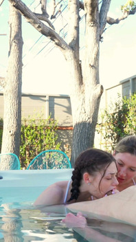 Sexy bubbelbad trio met vriendin shrooms Q en haar bestie Addison Vodka