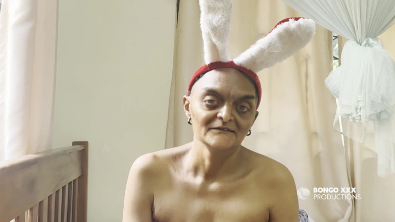 BongoXXX: 그녀의 후장 따먹을 수 있도록 크리스마스 토끼를 옷처럼 입은 할머니 -[ai-생성]