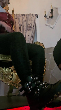 Monika Schmidt Sob Minhas Botas Sujas, Escrava Lambe Esmagando Resíduos Gigante POV