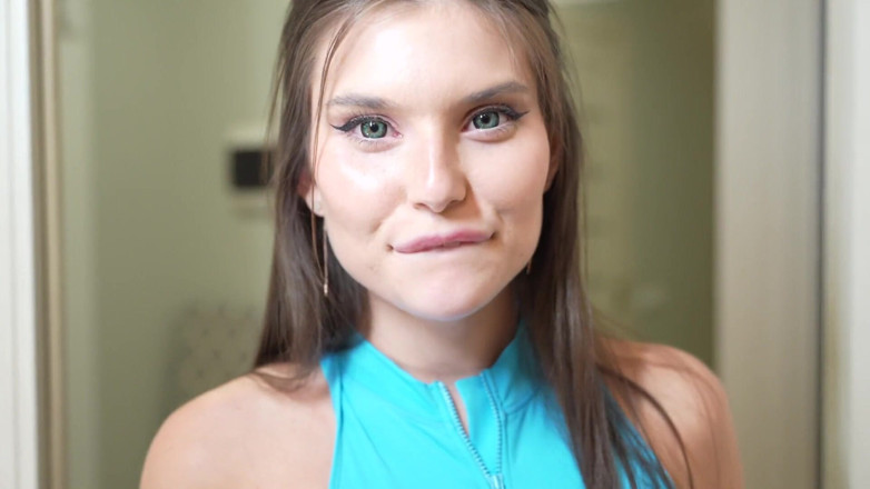 Stefany Kyler: Questa piccola mora eccitante succhia avidamente un cazzo