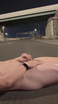 Awek Asia berotot bogel berjalan ke tengah jalan kosong pada waktu malam, Flexes Hard & Shoots A Besar-besaran