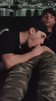 Il mio ragazzo mi ha beccato mentre fumavo e masturbavo