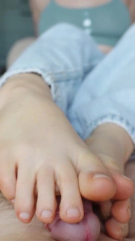 Footjob with Cum on the Petite Toes
