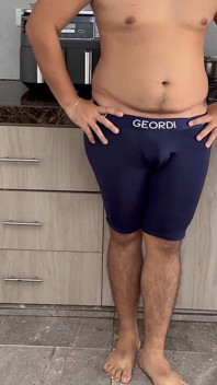 Ich füttere meine Stiefschwester mit meinem Sperma