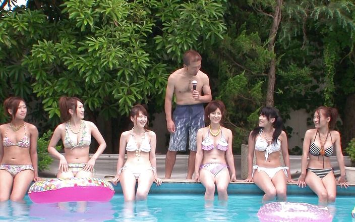 Slamming Asian Orgies: プールサイドの夏の女の子とのグループ性セッション